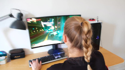 Я трахнул свою девушку, когда она играла в видеоигру